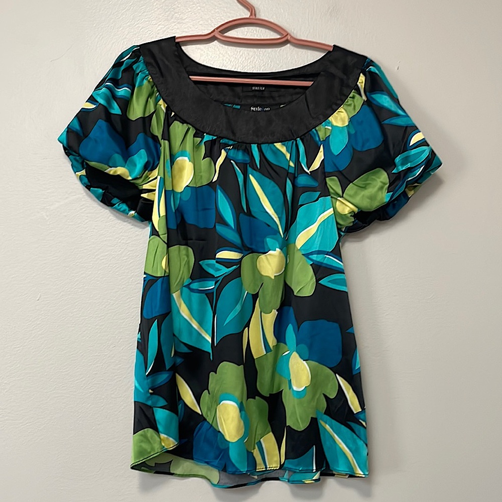 Pretty floral blouse. Bright colors. Silky feel. Size 6 petite